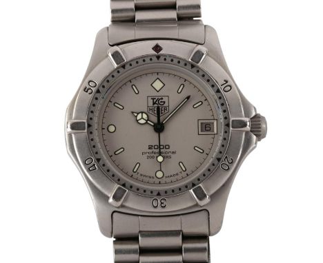 TAG HEUER - a mid-size stainless steel 2000 Series Professional quartz bracelet watch, ref. 962.213, silvered dial with lumin