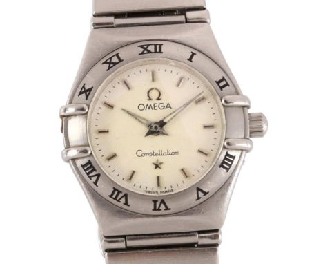 OMEGA - a lady's stainless steel Constellation quartz bracelet watch, ref. 1562.30.00, silvered lattice dial with baton hour 