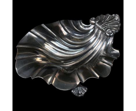 An Elizabeth II silver shell dish, maker's marks LAG, hallmarks London 1970, length 13cm, 4.7ozNo damage or repairs, only lig