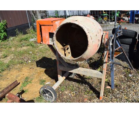 Cement mixer with a Briggs &amp; Stratton petrol engine