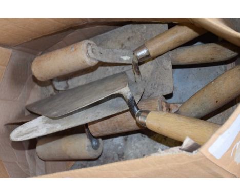 Quantity of bricklayers tools