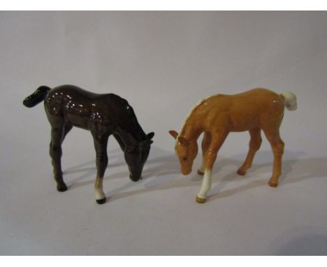 Two Beswick grazing foals in brown gloss and palomino gloss, model no's 946