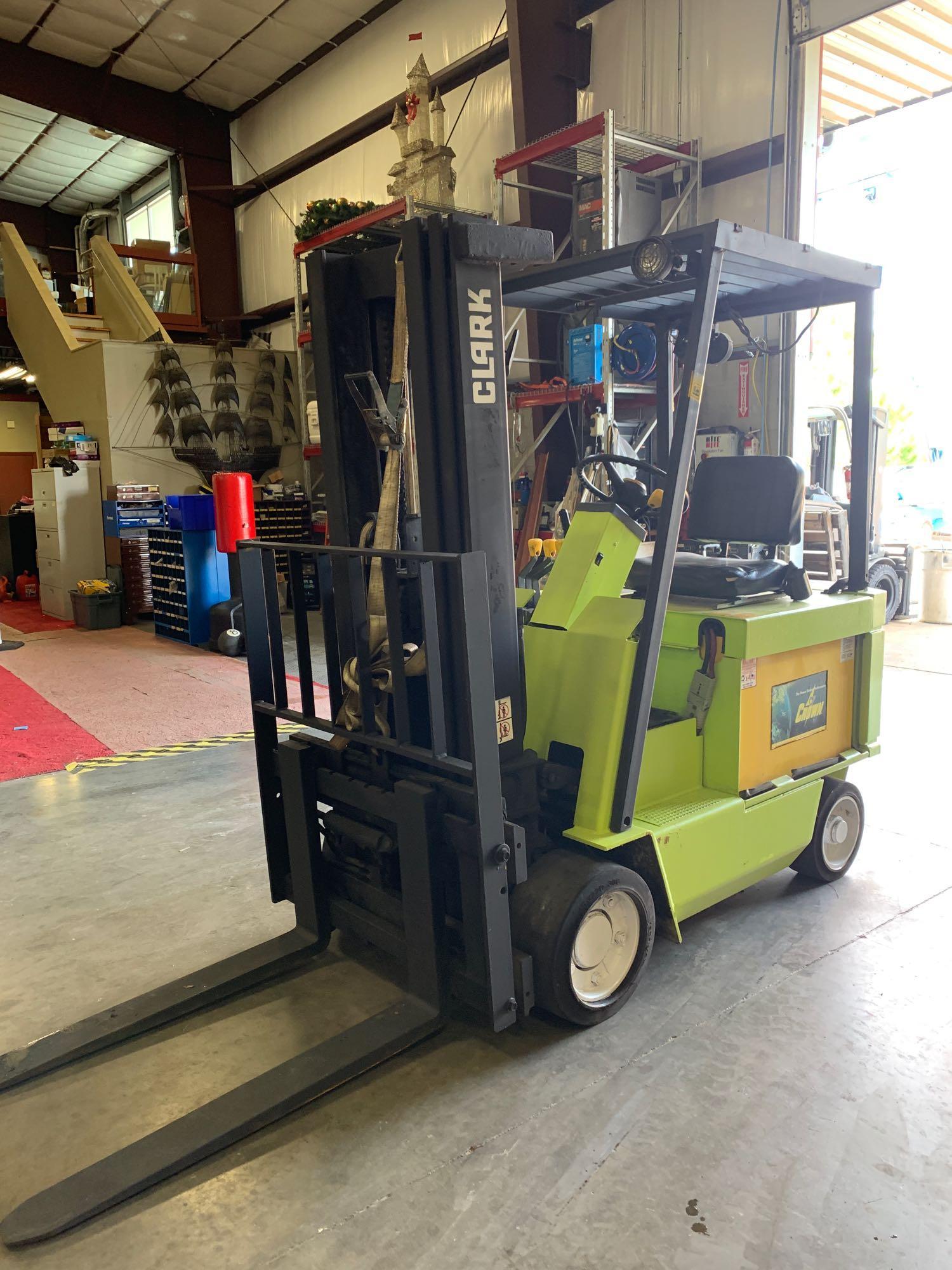 CLARK ECS30 36V ELECTRIC FORKLIFT, APPROX 5000LB CAPACITY, RUNS, DRIVES, WONT ENGAGE LIFT