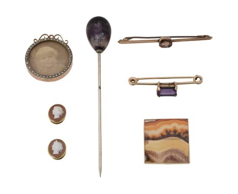 A small collection of brooches and accessoriesan orange agate and 9ct gold brooch of square form, stamped '375' with hallmark