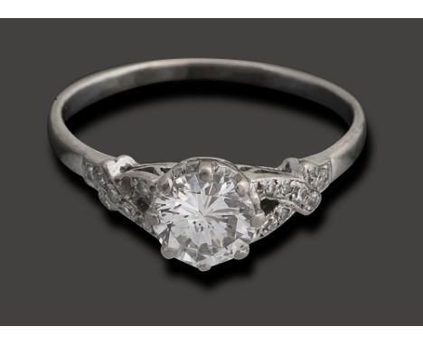 A diamond single stone ringthe brilliant-cut diamond estimated to weigh 0.90-1.05cts to the bifurcated diamond-set shoulders 