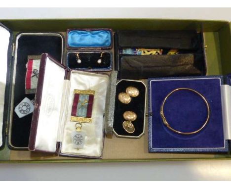 9ct gold bangle, pair of 9ct gold cufflinks, pair of cultured pearl earrings, etc