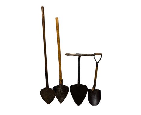 Four vintage spades including three pear shaped examples, largest 155cm (4).