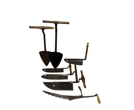 A collection of vintage farming/garden tools including a vineyard knife, length 90cm, a large pear spade, etc (7).