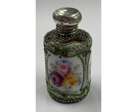 A silver mounted Chinese porcelain scent bottle. Signed to base. Birmingham 1910. Approx. 84 grams of gross weight. Est. £80 