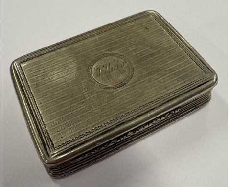 An Art Deco engine turned silver vinaigrette with hinged lid. London. By TE. Approx. 40 grams. Est. £60 - £80.