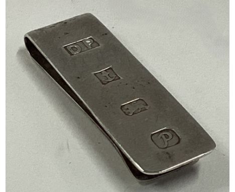A silver money clip. Birmingham 1970. By DP. Approx. 14 grams. Est. £20 - £30.