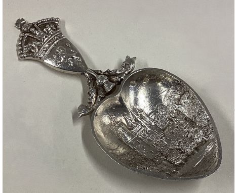 EDINBURGH: A good quality cast Scottish silver castle top caddy spoon. Approx. 20 grams. Est. £80 - £120.