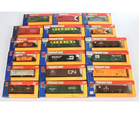 Life-Like HO Mixed group of wagons. To include 8497 100 Ton 3 Bay Hopper "Burlington Northern", 8470 50' Box Car "Reading", 8