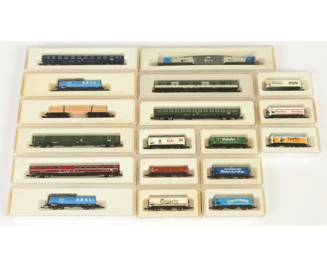 Marklin Z Gauge mixed group of Rolling Stock (see photo). Conditions are Excellent to Near Mint in Good to Excellent cases.&n
