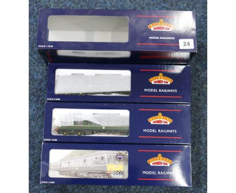 Bachmann Branch-Line OO gauge Class 108 three-car DMU set BR green with yellow warning panels, DCC ready, 32-911, boxed 