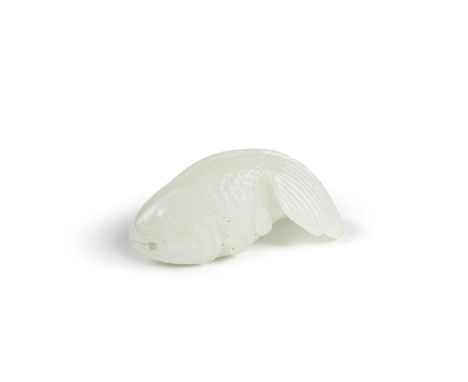 POISSON ROUGE EN JADE BLANC SCULPTÉXVIIIe/XIXe siècleA SMALL WHITE JADE CARVING OF A GOLDFISH18th/19th centuryCarved in the r