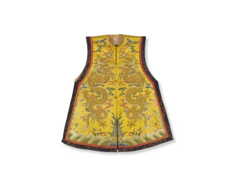 ROBE IMPÉRIALE EN SOIE TISSÉE, CHAOGUAXVIIIe siècleAN IMPERIAL BROCADED YELLOW SILK SLEEVELESS SURCOAT, CHAOGUA18th centuryFi