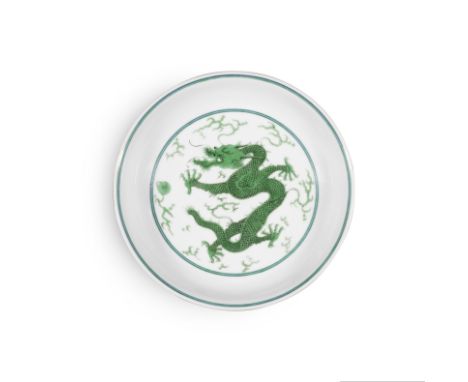 ASSIETTE EN PORCELAINE ÉMAILLÉE VERTEMarque et époque Qianlong (1736-1795)A GREEN-ENAMELLED 'DRAGON' SAUCER DISHQianlong six-