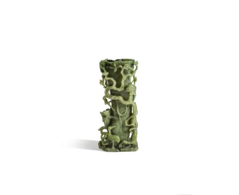 VASE EN JADE VERT ÉPINARDXVIIIe/XIXe siècleA SPINACH-GREEN JADE VASE18th/19th centuryWell carved in the shape of an irregular