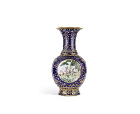 MAGNIFIQUE ET TRÈS RARE GRAND VASE EN PORCELAINE DE LA FAMILLE ROSE À FOND BLEU ET À DÉCOR À L'ORMarque et époque Qianlong (1