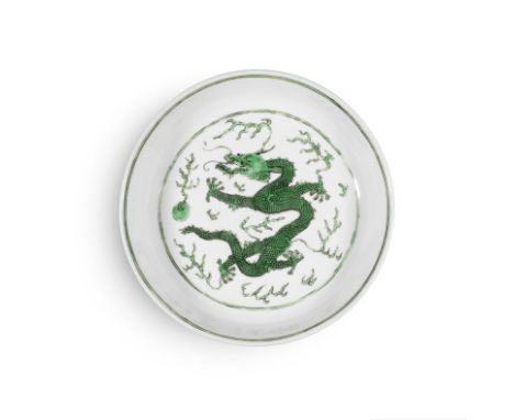 ASSIETTE EN PORCELAINE ÉMAILLÉE VERTEMarque et époque Kangxi (1662-1722)A GREEN-ENAMELLED 'DRAGON' DISHKangxi six-character m