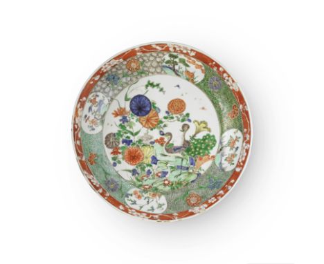 PAIRE DE GRANDES ASSIETTES EN PORCELAINE DE LA FAMILLE VERTEÉpoque Kangxi (1662-1722)A PAIR OF LARGE FAMILLE VERTE 'PEACOCK' 