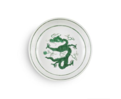 ASSIETTE EN PORCELAINE ÉMAILLÉE VERTEMarque et époque Guangxu (1875-1908)A GREEN-ENAMELLED 'DRAGON' DISHGuangxu six-character