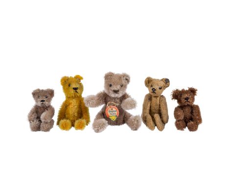 STEIFF 5-tlg Konvolut Miniaturteddys, vor 1933 und Mitte 20. Jh. vor 1933: hellbrauner Teddy, Knopf mit langem Bogen beim zwe