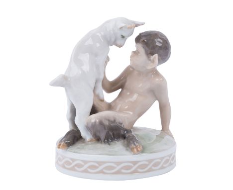 ROYAL COPENHAGEN 'Faun und Zicklein', vor 1935. Weißporzellan mit zarter polychromer Bemalung, auf einem Rundsockel sitzender
