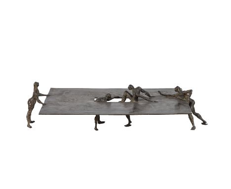 NUSS, KARL ULRICH (1943, Prof.), "Vier Personen um eine Platte", 1986, Bronze, patiniert, signiert und datiert 'U NUSS 86 II'
