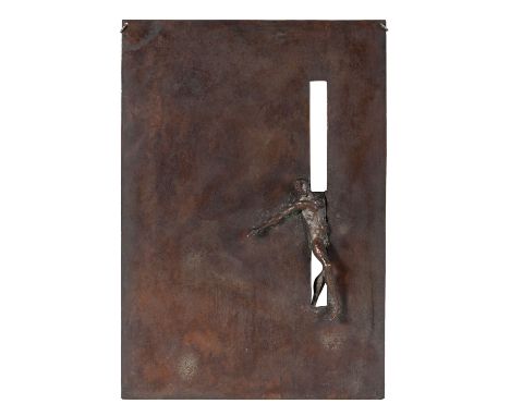 NUSS, KARL ULRICH (1943; Prof.), "Mann in einem Wandspalt", 1983, Bronze, brüniert, u.re. signiert und datiert 'NUSS 83', HxB