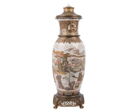 JAPAN "Petroleumlampe aus der Meiji-Zeit" Ende 19. Jahrhundert, Lampe aus Satsuma-Keramik und vergoldeter Bronze, H: 63 cm. N