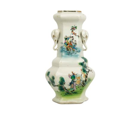 Vase aus Porzellan. CHINA, Qing-Dynastie (1644-1912). Getreppte, sich nach oben verjüngende Form mit Paar seitichen Handhaben