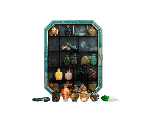 Sammlung Snuff Bottles. CHINA, 27-tlg.: u.a. aus Jade, Rosenquarz, Labradorit, aus gelbem Calcit und aus Sodalith, aus Porzel