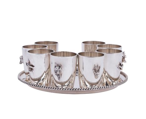 EMIL HERMANN, u.a., 8 Schnapsbecher auf Tablett, 925 Silber, 20. Jh. EMIL HERMANN 8 Becher mit jagdlichen Tierapplikationen, 