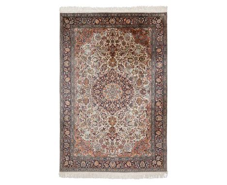 Orientteppich aus Kaschmirseide. INDIEN, 20. Jh., ca. 250x166 cm. Ein Zentralmedaillon mit Anhängseln und entsprechenden Eckf