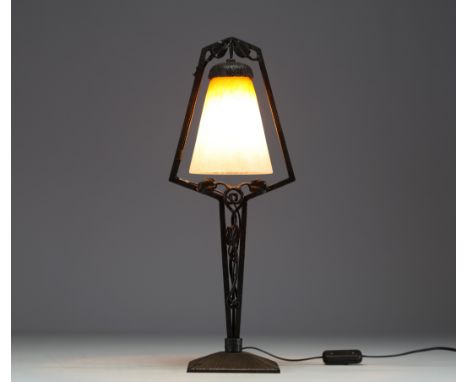 Charles SCHNEIDER (1881-1953) Art Nouveau lamp in hammered metal and foliage, central colored cloud globe, signed. at first g
