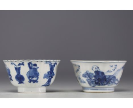 China - Set of two white and blue porcelain bowls from Kangxi period. A few cracks, several chips - Weight: 80 g - Shipping a