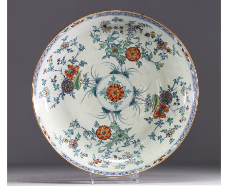 China - Large polychrome porcelain dish with doucai decoration, Kangxi period. A crack - Weight: 0 g - Shipping available - R