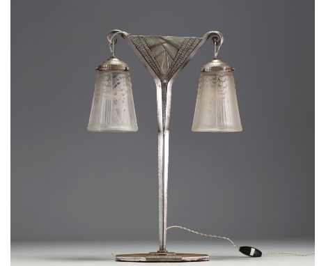 Muller Freres Luneville - Art Deco double lamp in hammered metal and pair of stylized globes, signed. at first glance: no def