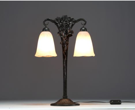 Charles SCHNEIDER (1881-1953) Art Nouveau lamp with double lighting, hammered metal base decorated by Gynko Bilobot, speckled