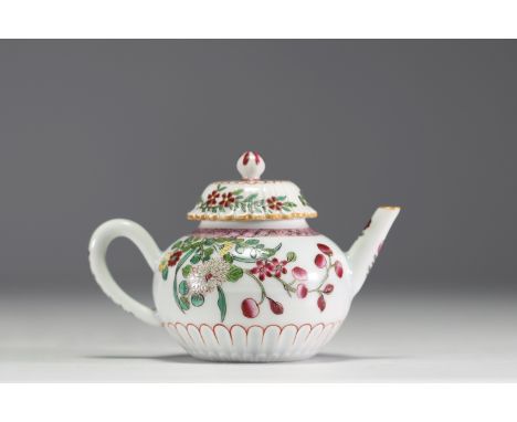 China - Pink family polychrome porcelain teapot with floral decoration, 18th century Normal wear - Weight: 300 g - Shipping a