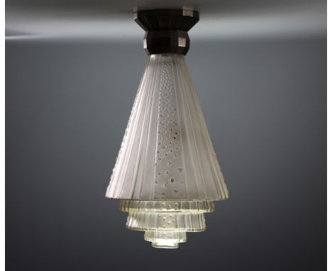 Large Art Deco lamp in molded and sandblasted glass on metal base, unsigned. Normal wear - Weight: 11.65 kg - Shipping unavai