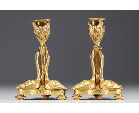 A rare pair of Louis XVI style ormolu candlesticks with swans, first half of the 19th century. Normal wear. - Weight: 1.56 kg