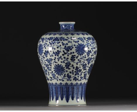 China - A blue and white Meiping vase with floral and banana leaf decoration, Qing period. Normal wear - Weight: 3.64 kg - Sh