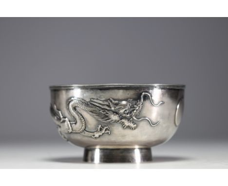 China - Large solid silver bowl decorated with dragons in relief. at first glance: no defect - Weight: 450 g - Shipping avail