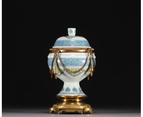 China - Ducai porcelain "Dou" covered vase, bronze mounting, Qianlong mark. Restored - Weight: 1.87 kg - Shipping unavailable