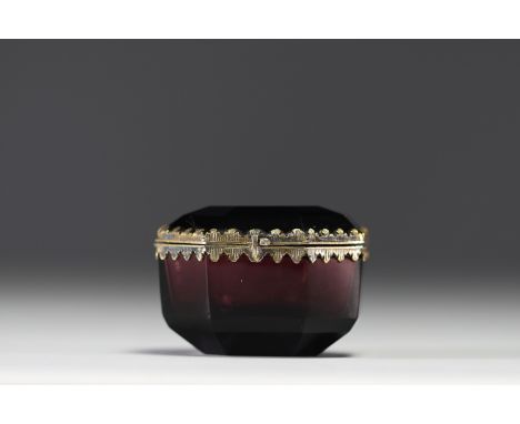 Small glass pill box with gilded metal ring. Mounting refixed. - Weight: 104 g - Shipping available - Sizes: H 42MM X L 60MM 