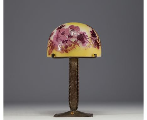 Emile GALLE (1846-1904) Acid-etched multi-layered glass table lamp decorated with Japanese cherry blossoms, hammered metal ba