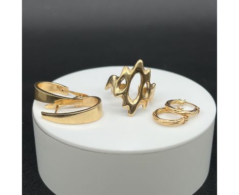 A mixed lot of 9ct gold earrings and a ring,
9.1 grams in weight approx